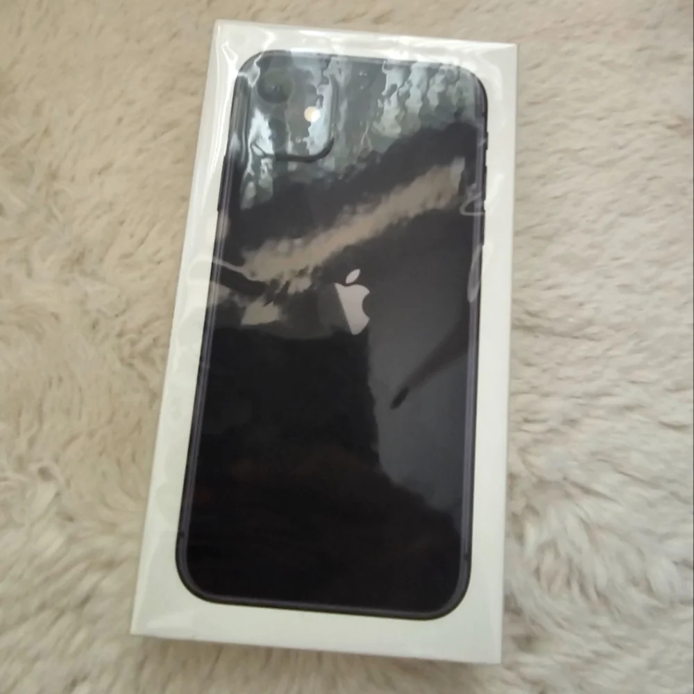 IPhone 11, in original packaging, still in the cellophane. 64gbt